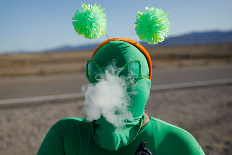 Audrie Clark raucht einen Vape außerhalb des Storm Area 51 Basecamp Event.