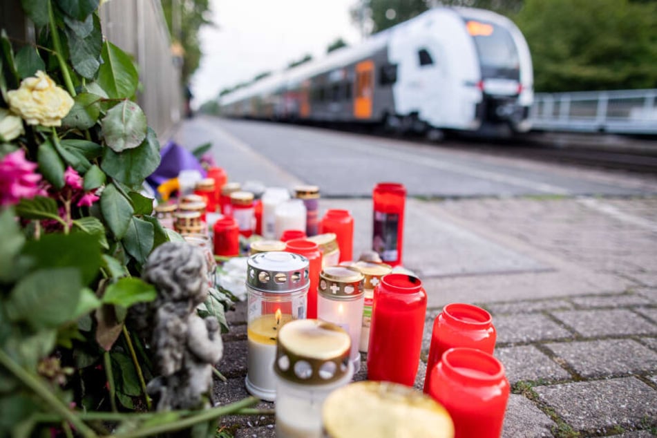 Am Tatort in Voerde haben Menschen Blumen und Kerzen aufgestellt.