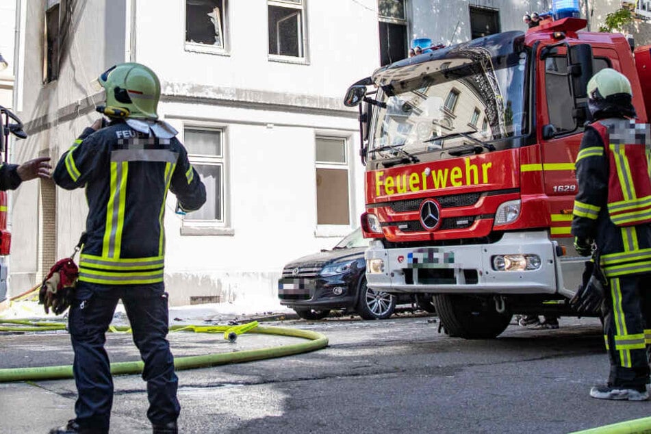 Die Feuerwehr sperrte den Offenbacher Starkenburgring im Verlaufe der Löscharbeiten (Symbolbild).