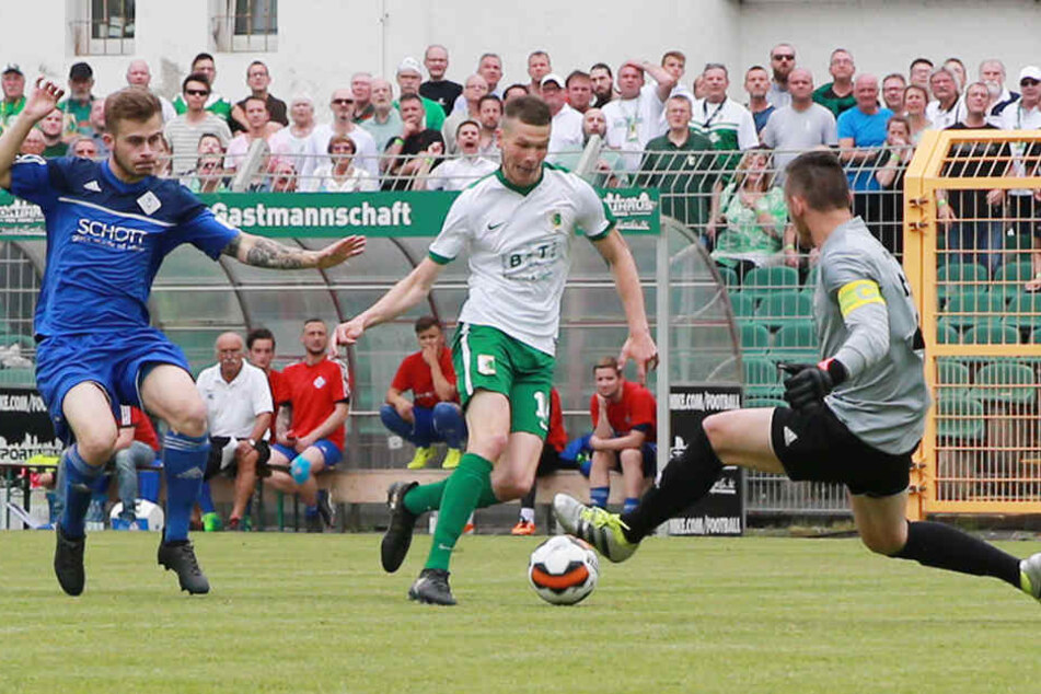 Tim Bunge (Mitte) umkurvte den Jena-Keeper und öffnete mit dem 1:0 die Tür zum Aufstieg im Alfred-Kunze-Sportpark.