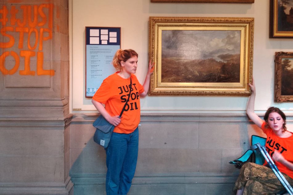 Zwei Frauen klebten sich an einem Ölgemälde fest. Andere Klimaschützer verunstalteten derweil die Wände des Museums mit Graffiti.