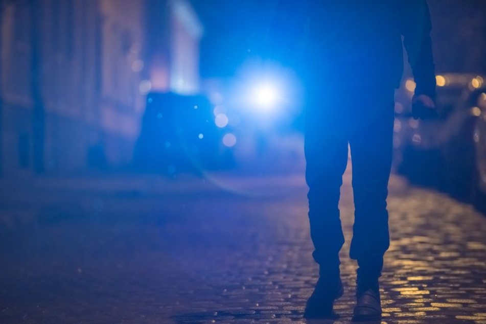 Der unbekannte Täter ist flüchtig, die Polizei Cottbus fahndet nach ihm. (Symbolbild)