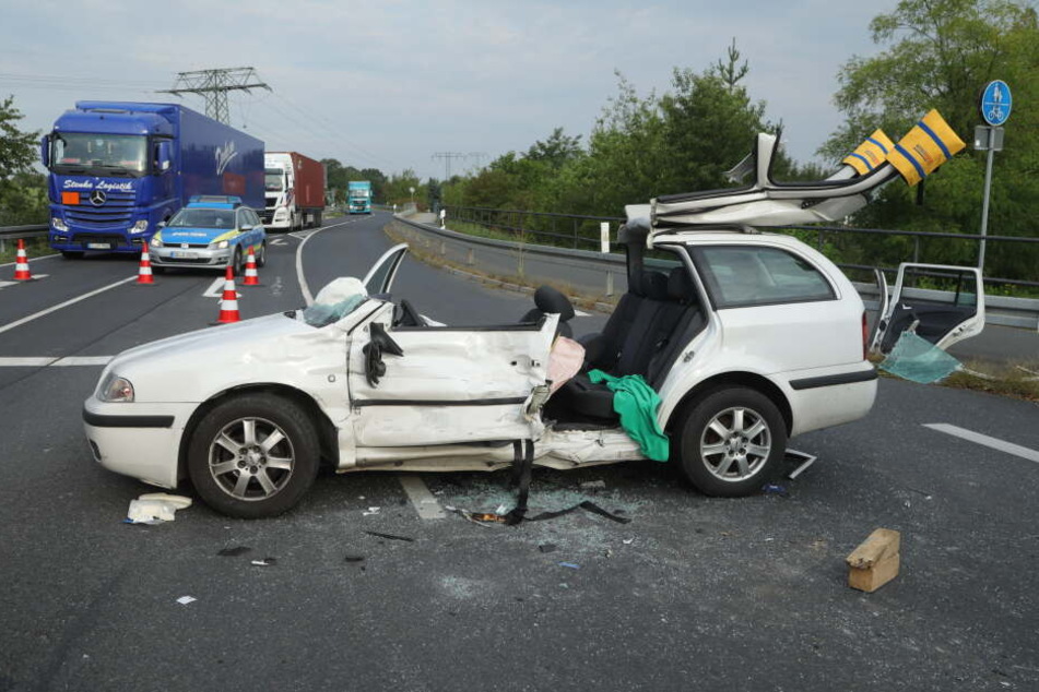 Das Auto der Fahrerin musste komplett aufgeschnitten werden.