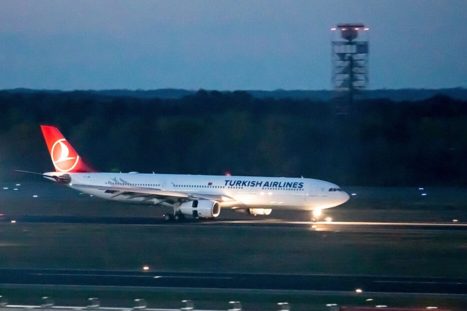 Der Flug TK 1723 von Turkish Airlines landet am Flughafen Tegel. An Bord befinden sich Personen, die aus der Türkei abgeschoben wurden.