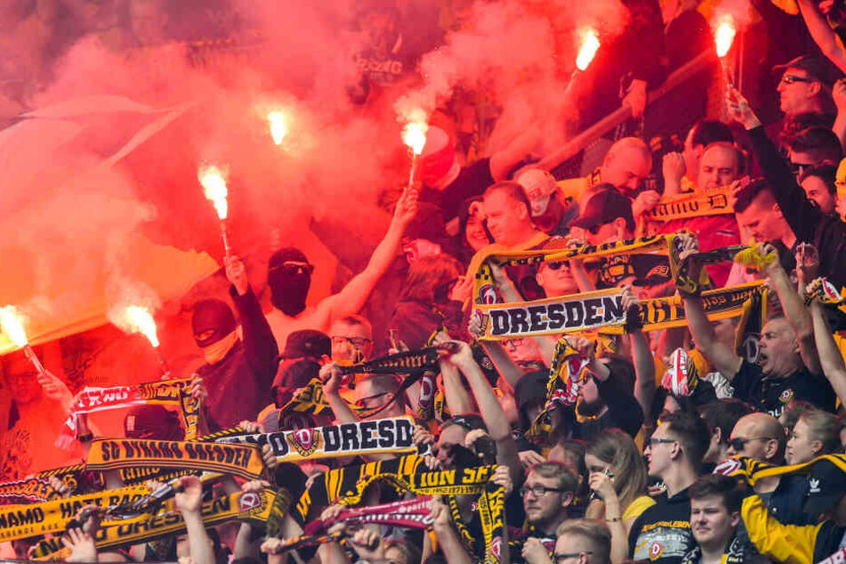 Pyrotechnik, Sturmhauben, Schlagwerkzeuge: Gewaltbereite Dynamo-Anhänger waren in Rostock offenbar auf Krawall aus.