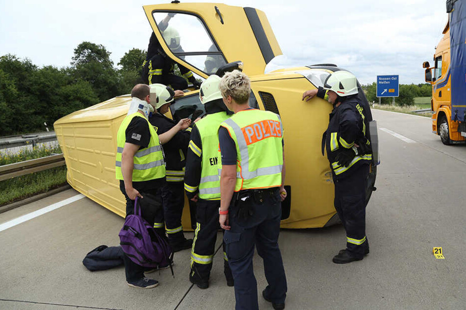 Der Transporter kippte infolge des Unfalls auf die Seite.