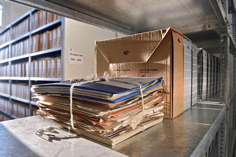 Ein Aktenberg in der Dresdner Stasi-Unterlagen-Behörde.