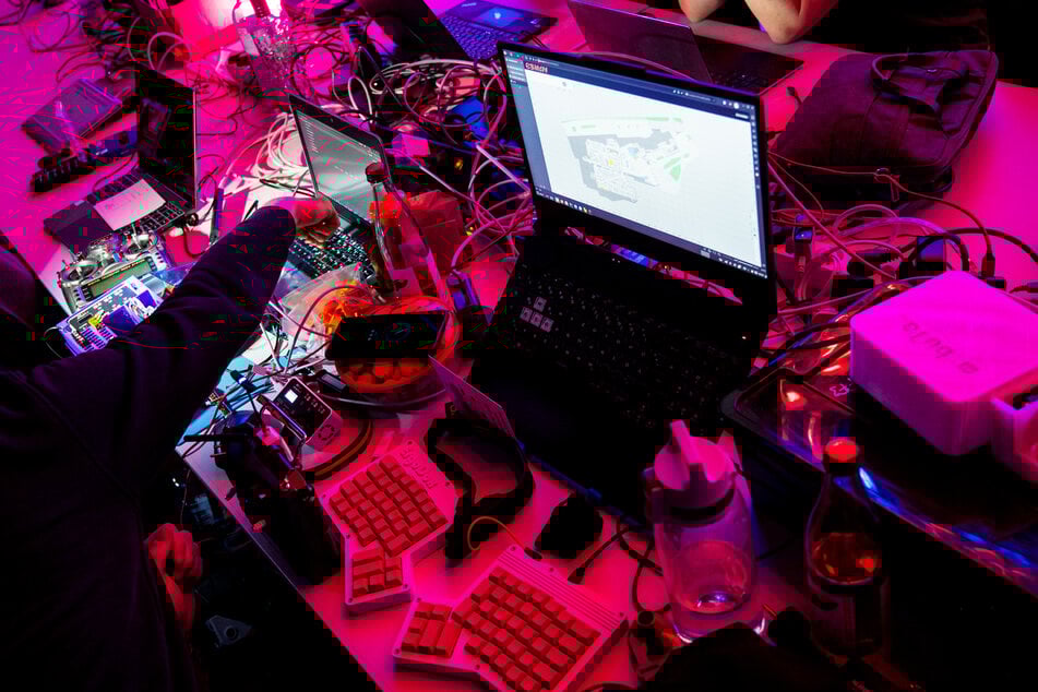 Der Dresdner Ableger des Chaos Computer Clubs (CCC) warnt vor dem Gesetzentwurf zum neuen Sächsischen Polizeigesetz (SächsPDVG). (Symbolbild)