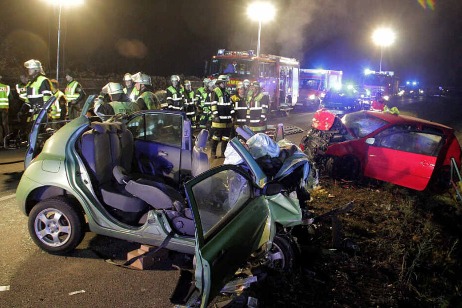 Das Bild zeigt die Unfallstelle. Die beiden Autos wurden bei dem Frontalzusammenstoß völlig zerstört. Zwei junge Frauen starben.