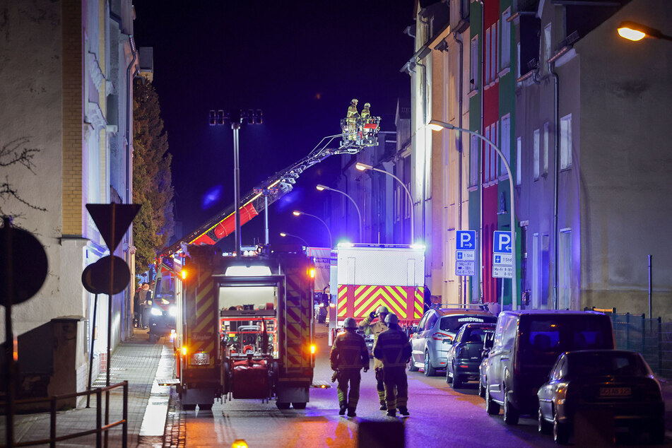 Feuerwehreinsatz in Limbach-Oberfrohna (Landkreis Zwickau): In der Nacht auf Dienstag brannte es in einem Mehrfamilienhaus in der Albertstraße.