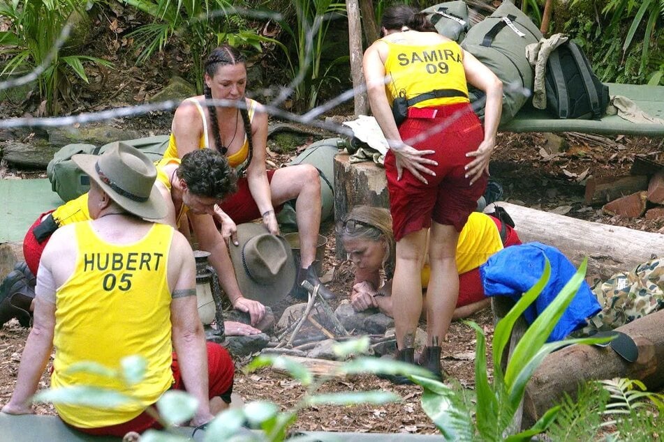 Das "Snake Rock"-Camp versucht sich beim Feuermachen.