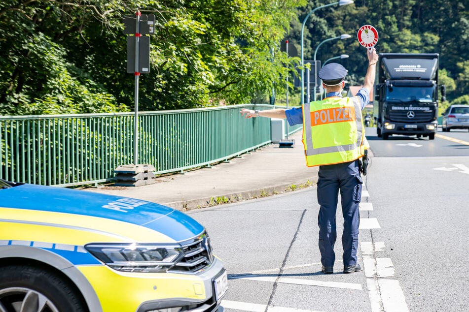 Kontrolle an Bad Schandauer Elbbrücke: Wer ist hier schwerer als erlaubt?