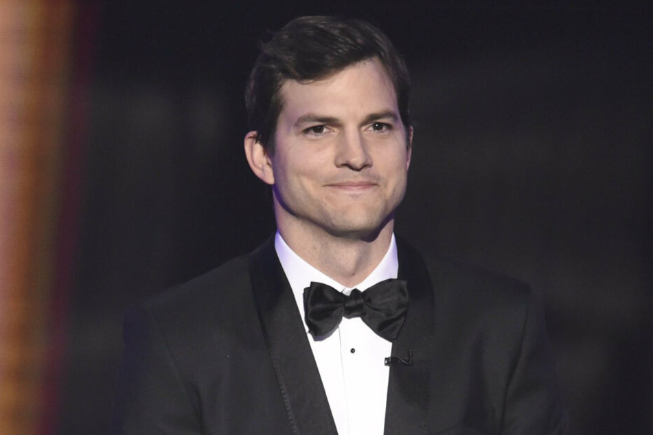 Ashton Kutcher im Anzug bei den Screen Actors Guild Awards.
