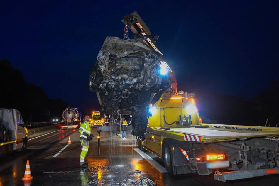 Ein Abschleppdienst transportierte die Überreste des Unfallwagens ab.