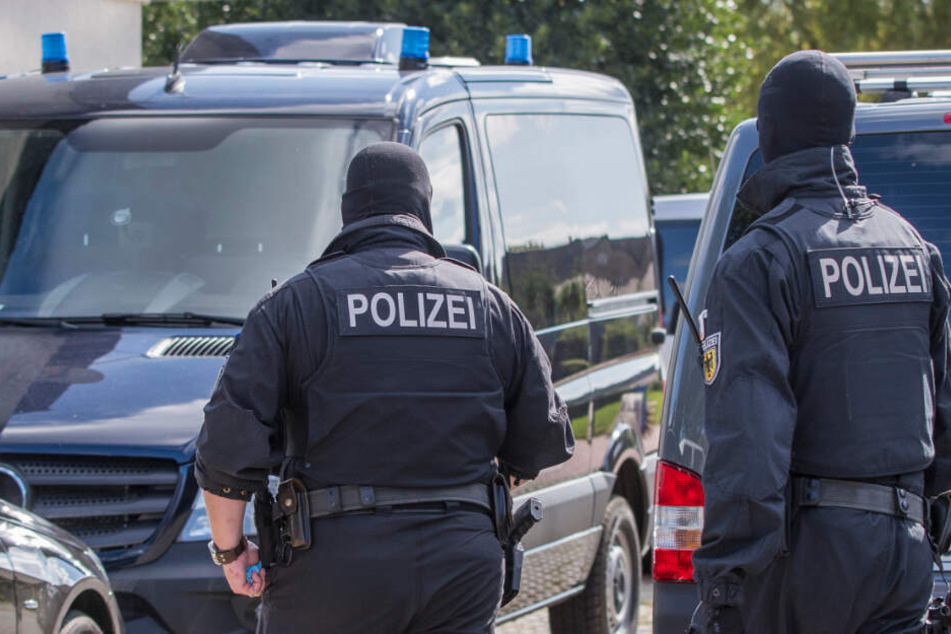 Polizisten einer Spezialeinheit durchsuchten bereits im August 2017 ein Grundstück in Banzkow bei einer Anti-Terror-Razzia.