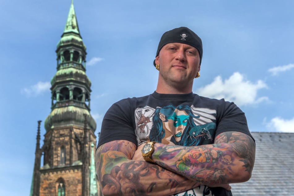 Tattookünstler Randy Engelhard (36) posiert vor dem Dom in Zwickau. Er betreibt in Zwickau die Tattoolounge "Heaven of Colours".