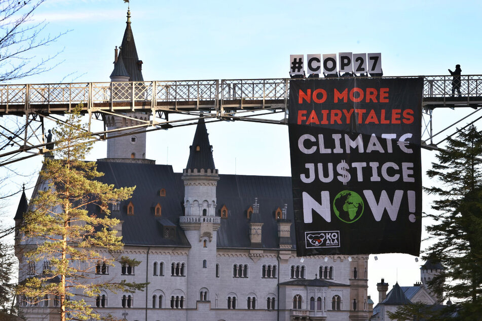 Schluss mit Märchen: Klimaschützer protestieren am Schloss Neuschwanstein