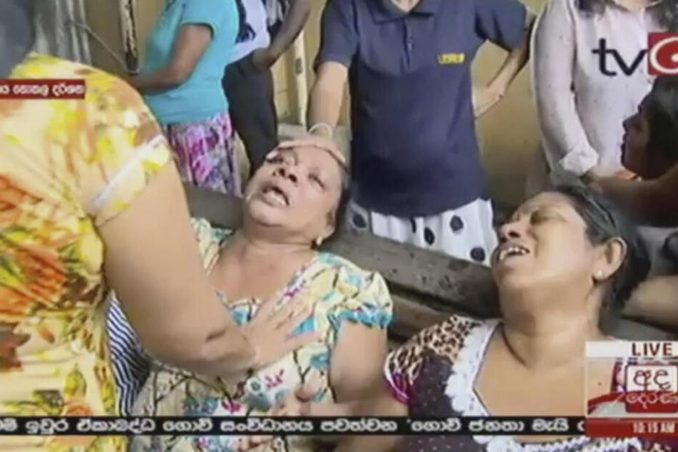 Dieses von Derena TV zur Verfügung gestellte Videostandbild zeigt Frauen nach einer Explosion in Colombo.