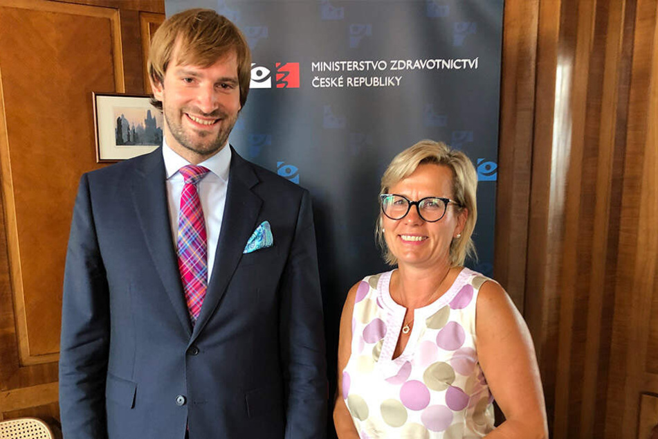 Sachsens Gesundheitsministerin Barbara Klepsch (54, CDU) mit ihrem tschechischen Amtskollegen Adam Vojtěch (32).