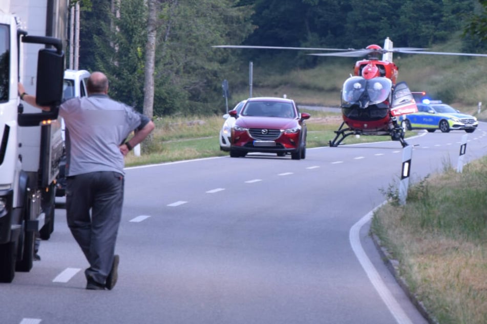 Eine Frau wurde lebensgefährlich verletzt ins Krankenhaus geflogen.