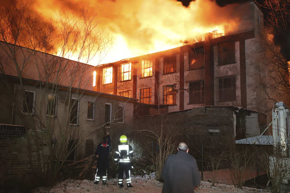 Die dreistöckige Industriebrache in der Turnstraße in Chemnitz ist in der Nacht zu Mittwoch in Flammen aufgegangen.