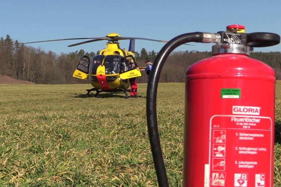 Ein Notarzt kam mit einem Rettungshubschrauber an den Einsatzort.