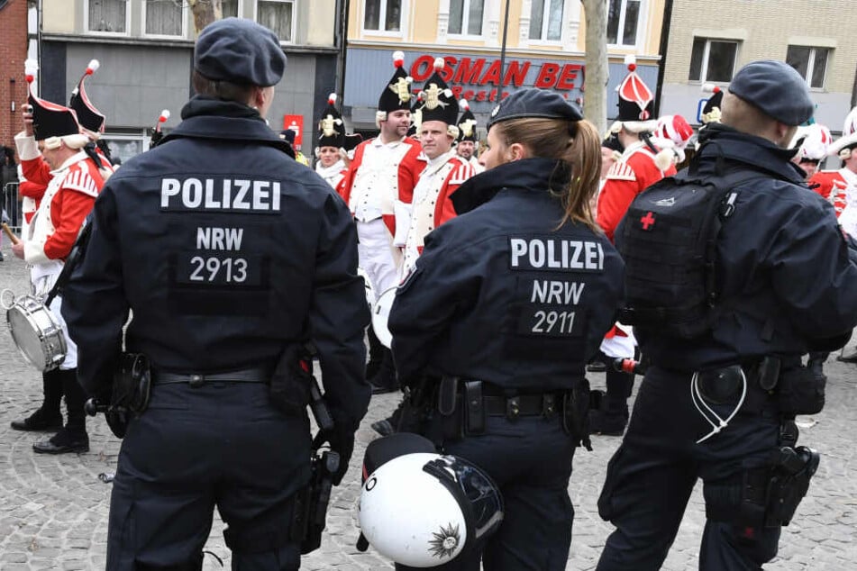 Zahlreiche Polizisten sicherten wie hier in Köln die Rosenmontagszüge ab.
