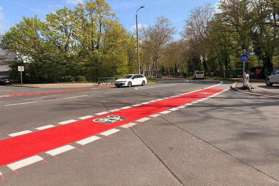 Auch an der Einmündung zur Pferderennbahn und zur Telemannstraße wurde neu markiert.