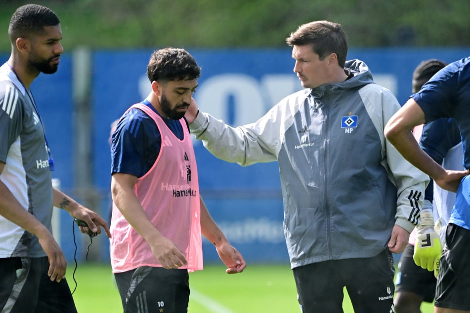 HSV-Profi Immanuel Pherai (23, 2.v.l.) wird von Coach Merlin Polzin (34, r.) aufgemuntert. Der Profi musste das Training am Mittwoch verletzt abbrechen. (Archivfoto)