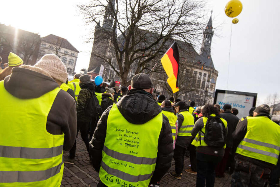 Einige Gelbwesten versammelten sich vor Ort.