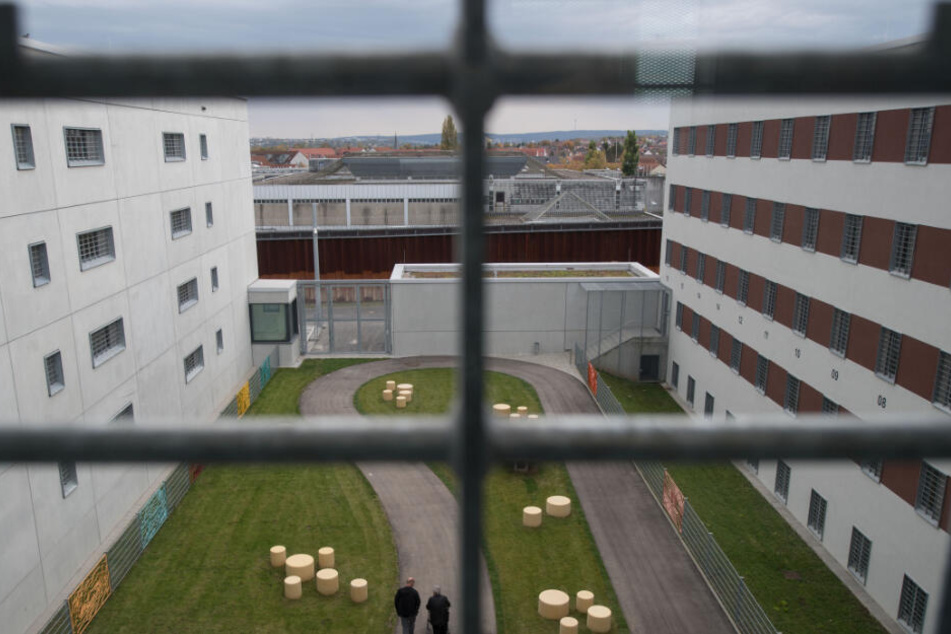 Hinter den Gefängnismauern hat die Zahl der Angriffe auf Bedienstete zugenommen. (Symbolbild)