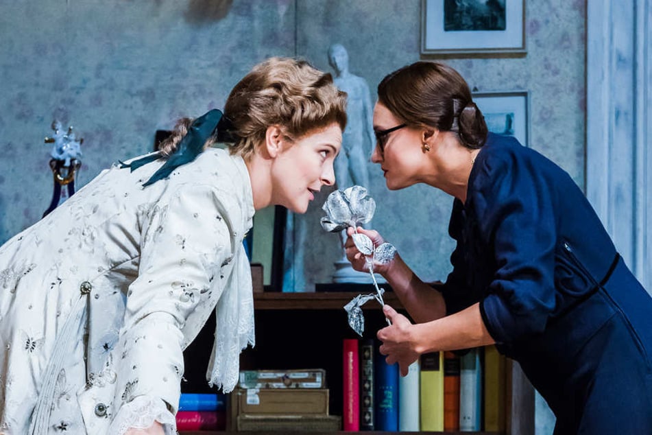 Octavian (Sylvia Rena Ziegler) wirbt als „Rosenkavalier“ um Sophie (Elena Gorshunova).