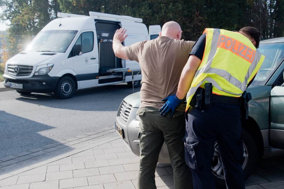 Schließlich konnten die Beamten den Mann festnehmen. (Symbolbild)