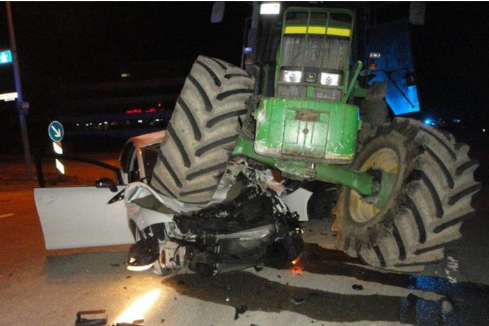 Der Traktor überrollte den Seat am Samstag.