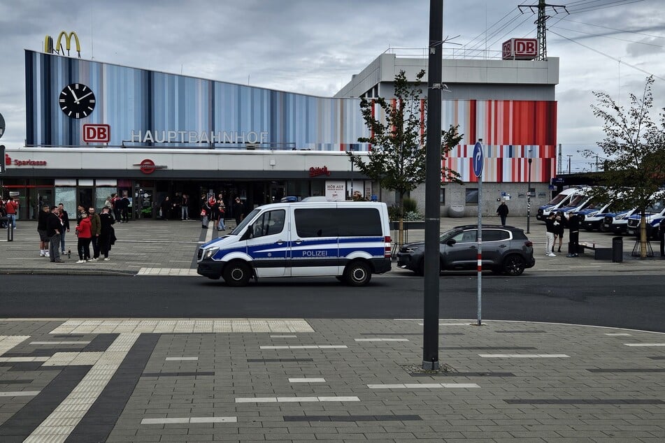 Die Einsatzkräfte der Polizei sind heute natürlich am Hauptbahnhof präsent.