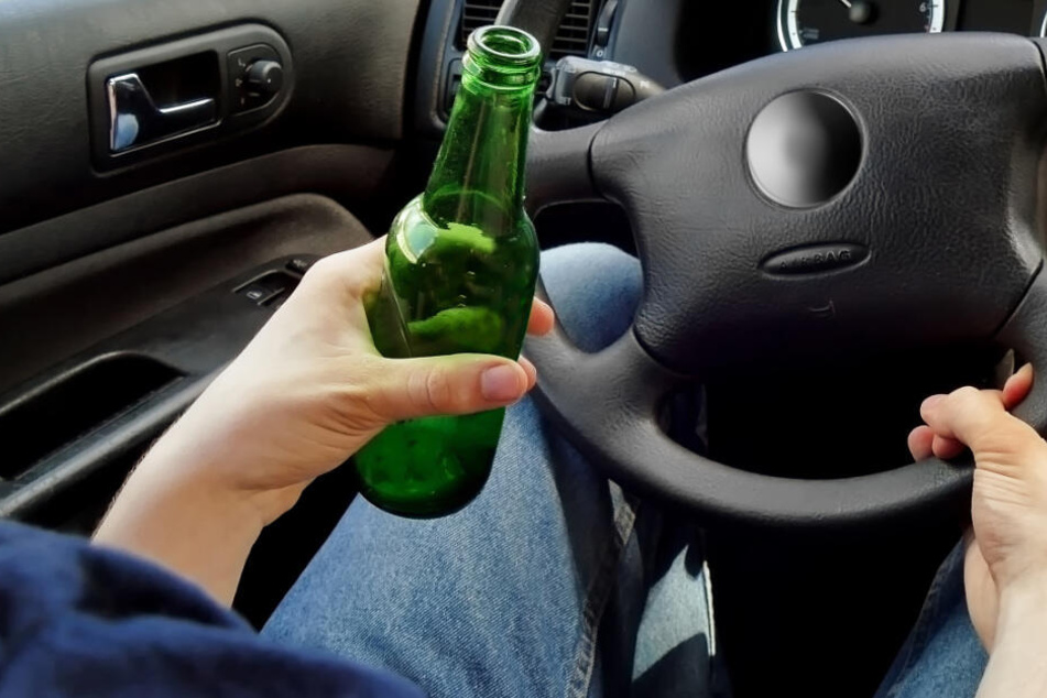 Das waren wohl ein paar Drinks zu viel. Mit mehr als 3,5 Promille hat sich eine 53-Jährige nach einem Unfall aus dem Staub gemacht. (Symbolbild)