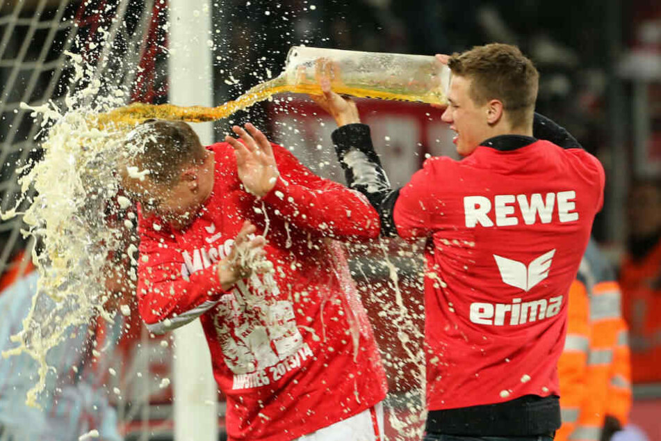 Kölns Kevin McKenna feiert nach dem 3:1-Sieg gegen Bochum am 21. April 2014 den Aufstieg in die 1. Bundesliga und bekommt eine Bierdusche.