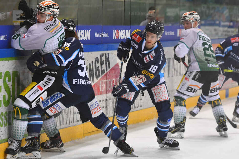 Die Eislöwen waren im letzten Heimspiel gegen die Steelers immer einen Schritt schneller. Dresdens Stürmer Timo Walther (M.) wird mit viel Elan versuchen dies am Donnerstag auch zu sein.