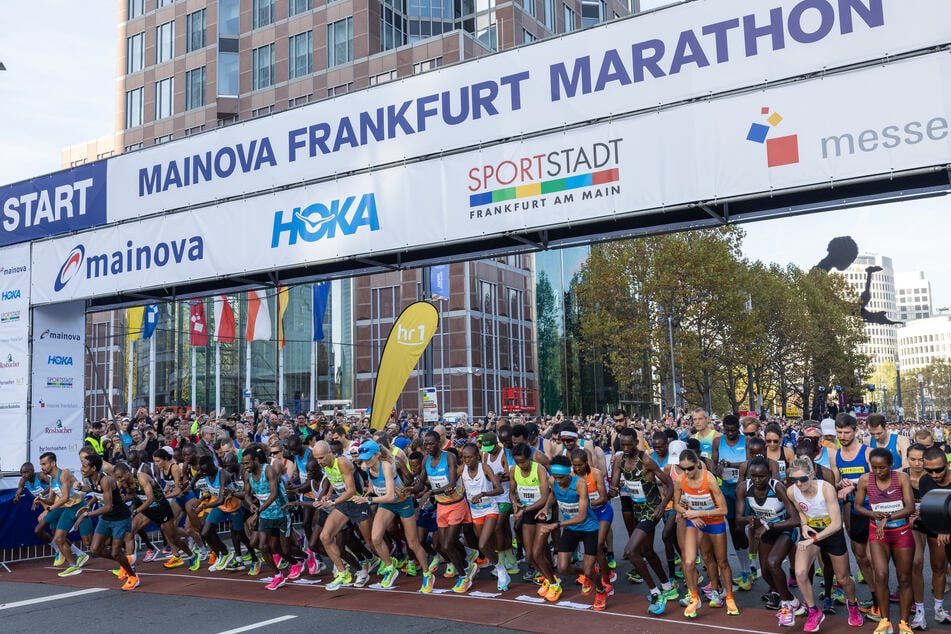 Dicht gedrängt dürfte es auch beim diesjährigen Frankfurt-Marathon von Anfang bis Ende zur Sache gehen. (Archivbild)