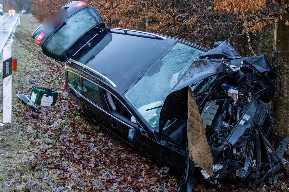 Passat kommt von Straße ab und kracht in Baum: Fahrerin (38) schwer verletzt