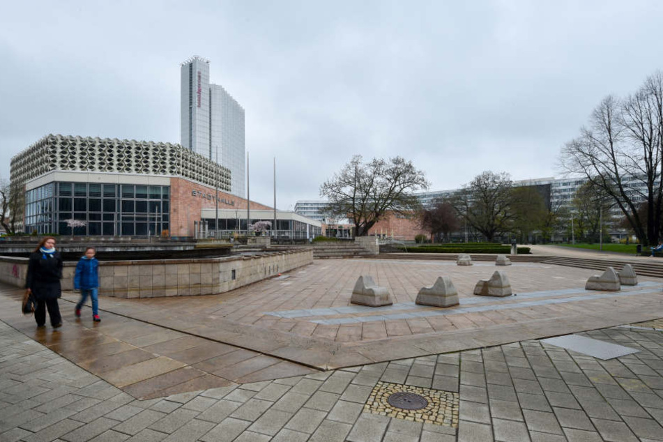 Erst sollte er gar nicht sprudeln, jetzt wenigstens eine verkürzte Saison
lang: Der Brunnen am Roten Turm.