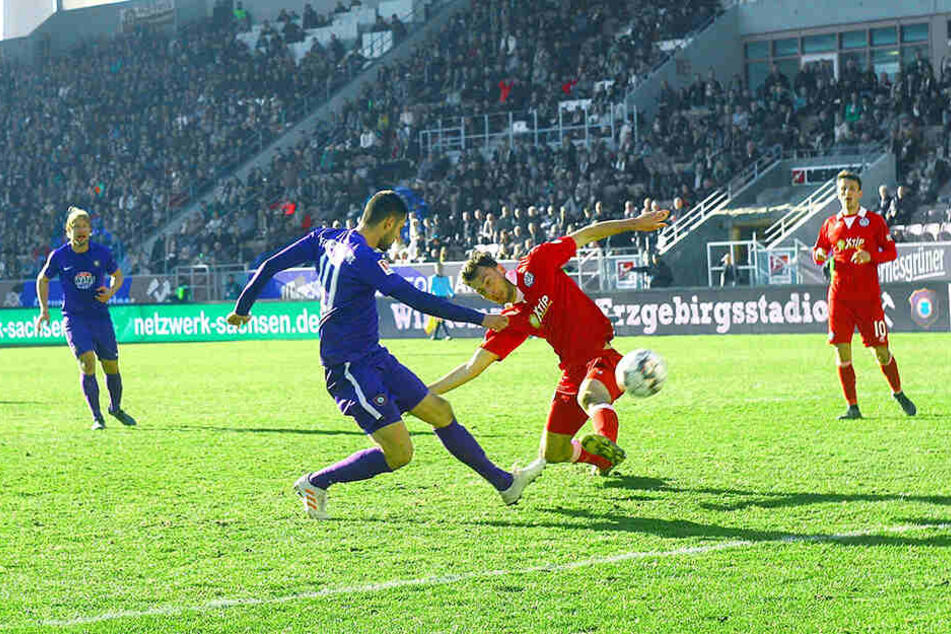 Das war das dicke Brett von Dimitrij Nazarov (l.) gegen Duisburg. Er schweißte die Kugel sechs Meter vor dem Tor auf die Tribüne.