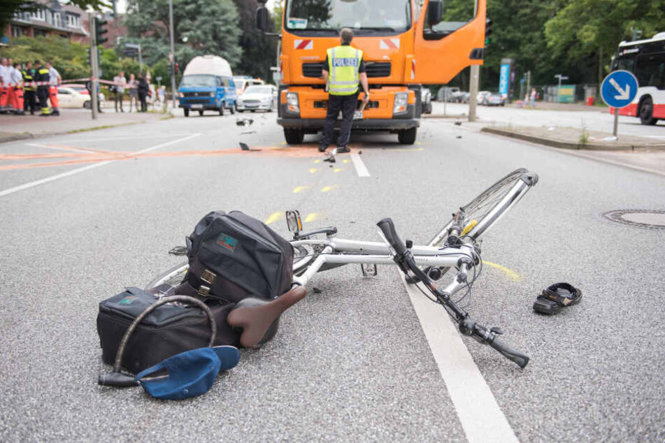 Ein Fahrrad liegt in Hamburg-Lokstedt nach einem Verkehrsunfall auf der Straße, ein Bild das wie kaum ein anderes für die Verkehrssicherheit von Radfahrern in der Hansestadt steht.