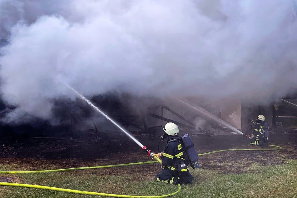 Die Feuerwehr war mit rund 100 Einsatzkräften vor Ort.