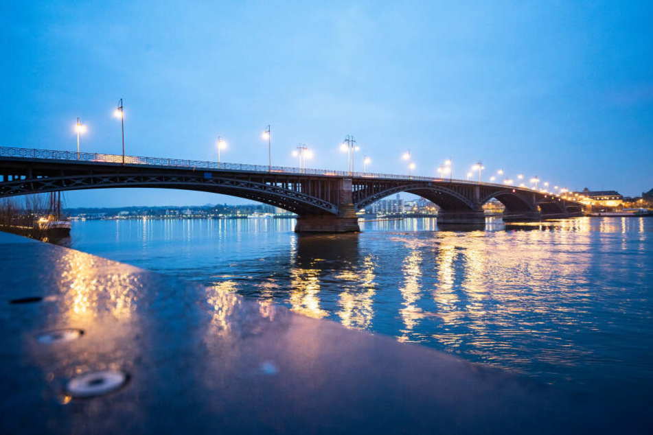 Rund 44.000 Autos überqueren die Theodor-Heuss-Brücke in der Regel täglich.