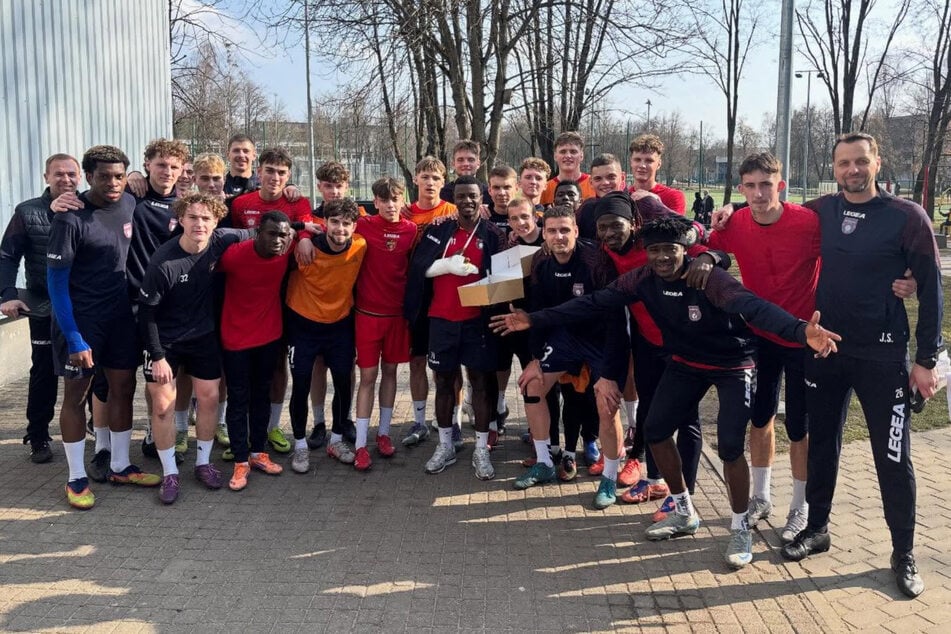 Gemeinsam mit seinen Kollegen lässt sich Obi Jeremiah Chinonso (20, M.) für ein Gruppenfoto ablichten.