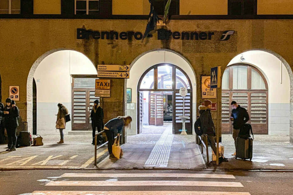 Am italienisch-österreichischen Grenzübergang Brenner sitzen zahlreiche Reisende fest.