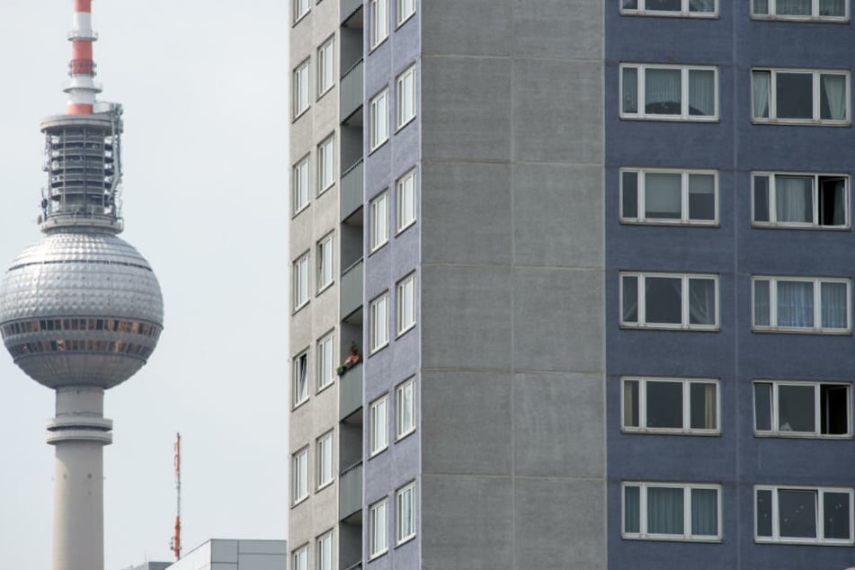 Der Fernsehturm ist hinter einem Wohnblock in Berlin-Mitte zu sehen. (Archivbild)