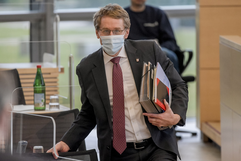 Daniel Günther (CDU), Ministerpräsident von Schleswig-Holstein, betritt den Landtag.