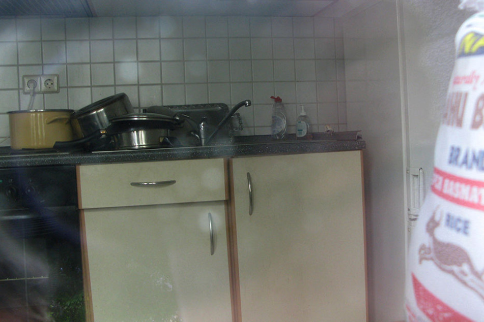Die Wohnung ist immer noch auf ihn angemeldet. In der Küche steht sogar abgewaschenes Geschirr.